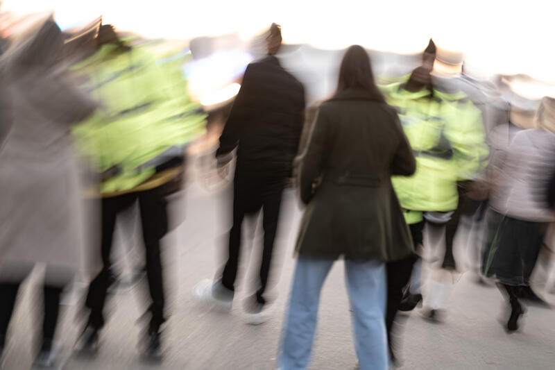 Securities bewachen den Eingang. Nachdem die Wiesn am 01.10.2025 in München bis 17:30 wegen einer Sprengstoffdrohung, die sich als falsch herausstellte, gesperrt war, kamen zahlreiche Menschen und füllten die Festwiese. Die Stimmung war gut trotz allem gut.   --   Security forces check the entrance. After the Oktoberfest in Munich, Germany was closed until 5:30 p.m. on October 1, 2025, due to an explosive threat that turned out to be false, large crowds gathered and filled the festival grounds. Despite everything, the atmosphere remained positive.