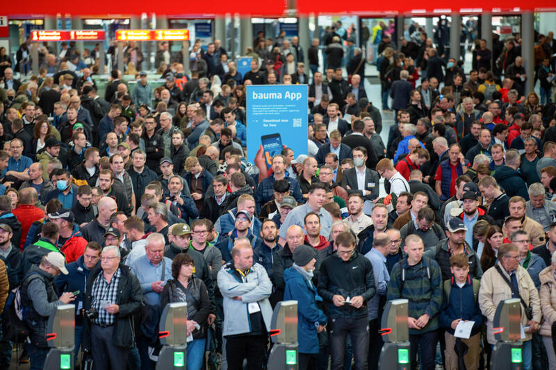 Besucher stehen vor der Öffnung Schlange bei der Bauma, Weltleitmesse für Baumaschinen, Baustoffmaschinen, Bergbaumaschinen, Baufahrzeuge und Baugeräte, am 24.10.22 in München.   --  Visitors waiting to enter the Bauma, the World's Leading Trade Fair for Construction Machinery, Building Material Machines, Mining Machines, Construction Vehicles and Construction Equipment, on October 24, 2022 in Munich, Germany.