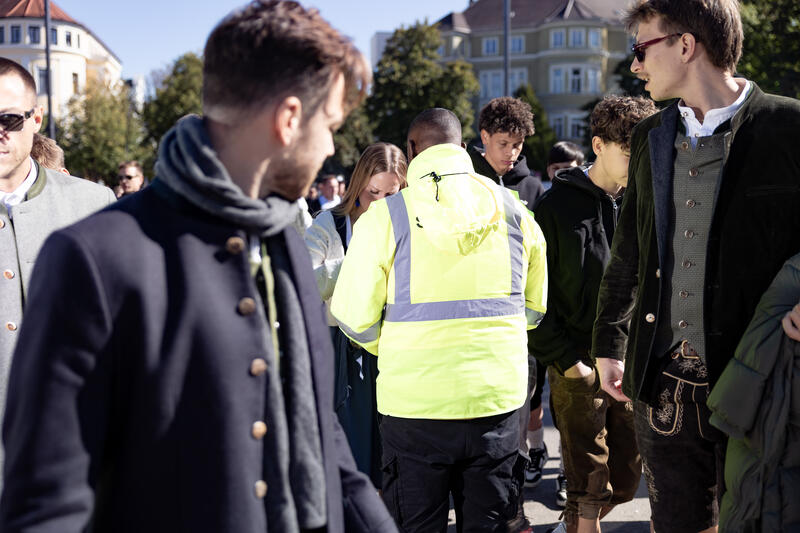 Securities kontrollieren am Eingang. Impressionen vom Oktoberfest am Tag der deutschen Einheit am 03.10.2025 in München.   --   Securities guard the entrance. Impressions from the Oktoberfest on the the national holiday on October 03, 2025 in Munich, Germany.