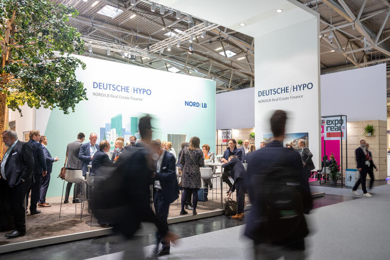 Stand von Deutsche Hypo Nord LB Real Estate Finance. Nach einem Jahr pandemiebedingte Paus findet 2021 die Immobilienmesse Expo Real wieder in München statt. Seit 1998 findet die Fachmesse für Immobilien und Investitionen jährlich im Oktober in der bayerischen Landeshauptstadt München statt. Heuer vom 11.10.2021 bis zum 13.10.2021. - Stand of the Deutsche Hypo Nord/LB. 2021 the real estate and investment trade fair Real Expo takes place in Munich, Germany again. Since 1998 the Real Expo has taken place in Munich, this year from October 11 till October 13.
