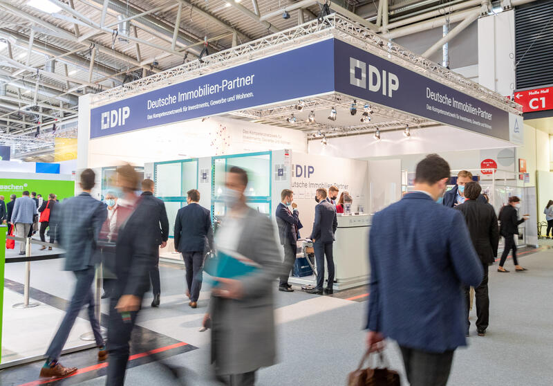 DIP - Deutsche Immobilien Partner. Nach einem Jahr pandemiebedingte Paus findet 2021 die Immobilienmesse Expo Real wieder in München statt. Seit 1998 findet die Fachmesse für Immobilien und Investitionen jährlich im Oktober in der bayerischen Landeshauptstadt München statt. Heuer vom 11.10.2021 bis zum 13.10.2021. - DIP Deutsche Immobilien-Partner Stand. 2021 the real estate and investment trade fair Real Expo takes place in Munich, Germany again. Since 1998 the Real Expo has taken place in Munich, this year from October 11 till October 13.