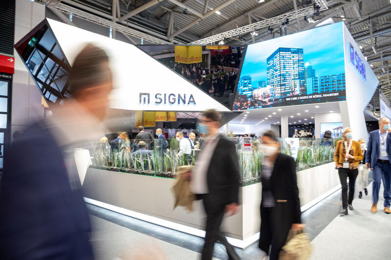 Stand der Signa Holding GmbH von Rene Benko. Nach einem Jahr pandemiebedingte Paus findet 2021 die Immobilienmesse Expo Real wieder in München statt. Seit 1998 findet die Fachmesse für Immobilien und Investitionen jährlich im Oktober in der bayerischen Landeshauptstadt München statt. Heuer vom 11.10.2021 bis zum 13.10.2021. - Stand of the Signa Holding GmbH of René Benko. 2021 the real estate and investment trade fair Real Expo takes place in Munich, Germany again. Since 1998 the Real Expo has taken place in Munich, this year from October 11 till October 13.