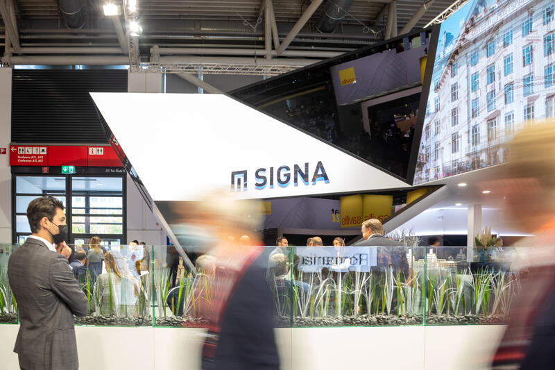 Stand der Signa Holding GmbH von Rene Benko. Nach einem Jahr pandemiebedingte Paus findet 2021 die Immobilienmesse Expo Real wieder in München statt. Seit 1998 findet die Fachmesse für Immobilien und Investitionen jährlich im Oktober in der bayerischen Landeshauptstadt München statt. Heuer vom 11.10.2021 bis zum 13.10.2021. - Stand of the Signa Holding GmbH of René Benko. 2021 the real estate and investment trade fair Real Expo takes place in Munich, Germany again. Since 1998 the Real Expo has taken place in Munich, this year from October 11 till October 13.