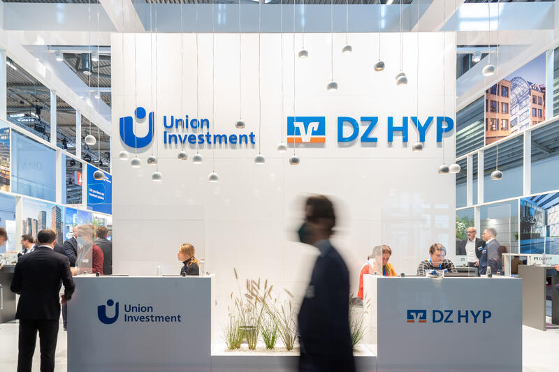 Union Investment - UI und DZ Bank Stand. Nach einem Jahr pandemiebedingte Paus findet 2021 die Immobilienmesse Expo Real wieder in München statt. Seit 1998 findet die Fachmesse für Immobilien und Investitionen jährlich im Oktober in der bayerischen Landeshauptstadt München statt. Heuer vom 11.10.2021 bis zum 13.10.2021. - Stand of Union Investment - UI & DZ Hyp. 2021 the real estate and investment trade fair Real Expo takes place in Munich, Germany again. Since 1998 the Real Expo has taken place in Munich, this year from October 11 till October 13.
