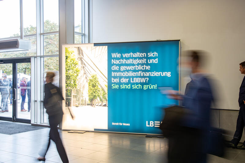 Nachhaltigkeit Werbung der Landesbank Baden Würtemberg. Nach einem Jahr pandemiebedingte Paus findet 2021 die Immobilienmesse Expo Real wieder in München statt. Seit 1998 findet die Fachmesse für Immobilien und Investitionen jährlich im Oktober in der bayerischen Landeshauptstadt München statt. Heuer vom 11.10.2021 bis zum 13.10.2021. - Sustainability advertisement of the LB BW.  2021 the real estate and investment trade fair Real Expo takes place in Munich, Germany again. Since 1998 the Real Expo has taken place in Munich, this year from October 11 till October 13.