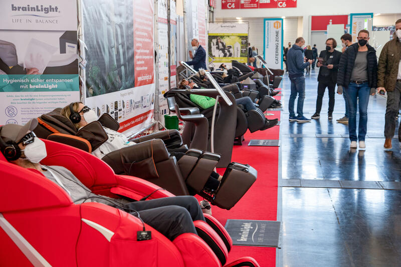 Leute entspannen bei der FitnessConnect Messe am 19.11.2021 in München.  - People relax at the Fitness Connect trade fair on November 19, 2021 in Munich, Germany.
