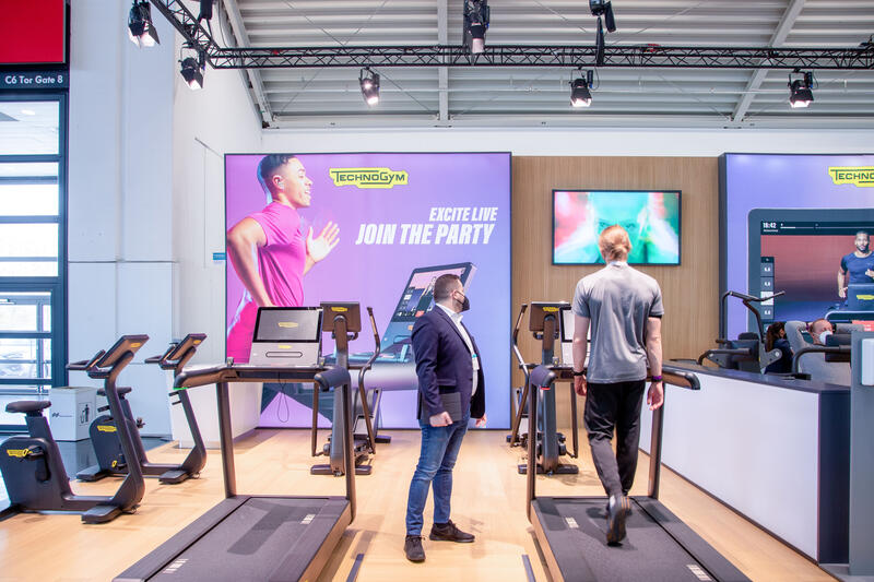 Fitnessgeräte von Technogym bei der FitnessConnect Messe am 19.11.2021 in München.  - Fitness Equipment of Techno Gym at the Fitness Connect trade fair on November 19, 2021 in Munich, Germany.