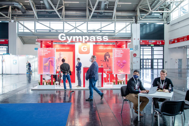 Gym Pass bei der FitnessConnect Messe am 19.11.2021 in München.  - Gympass at the Fitness Connect trade fair on November 19, 2021 in Munich, Germany.