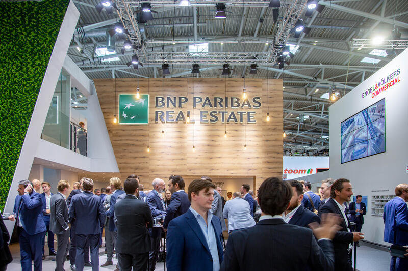 BNP Paribas Real Estate bei der 24. Internationale Fachmesse für Immobilien und Investitionen Expo Real am 5.10.2022 in München. Seit 1998 findet die Fachmesse für Immobilien und Investitionen jährlich im Oktober in der bayerischen Landeshauptstadt München statt. Heuer vom 4.10.2022 bis zum 6.10.2022. - BNP Paribas Real Estate at the 24th International Trade Fair for Property and Investment Expo Real in Munich, Germany on October 5, 2022. Since 1998 the Real Expo has taken place in Munich, this year from October 4 until October 6.