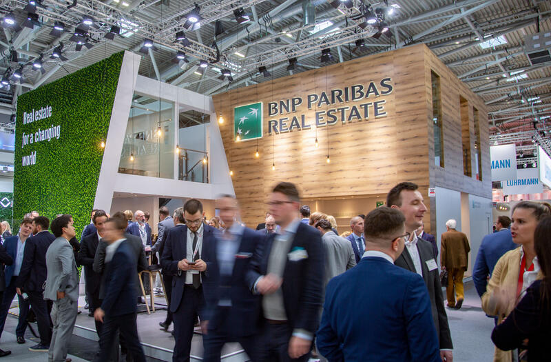 BNP Paribas Real Estate bei der 24. Internationale Fachmesse für Immobilien und Investitionen Expo Real am 5.10.2022 in München. Seit 1998 findet die Fachmesse für Immobilien und Investitionen jährlich im Oktober in der bayerischen Landeshauptstadt München statt. Heuer vom 4.10.2022 bis zum 6.10.2022. - BNP Paribas Real Estate at the 24th International Trade Fair for Property and Investment Expo Real in Munich, Germany on October 5, 2022. Since 1998 the Real Expo has taken place in Munich, this year from October 4 until October 6.