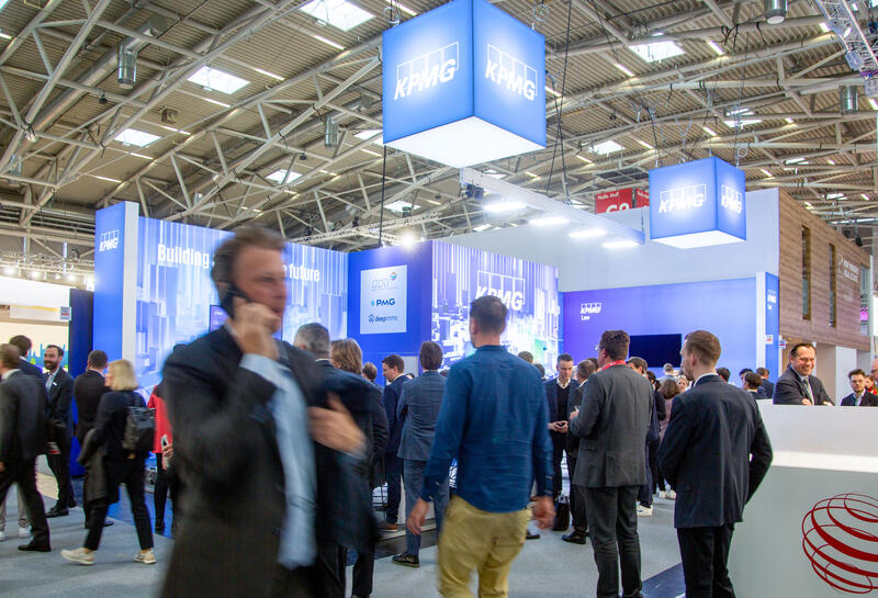 KPMG bei der 24. Internationale Fachmesse für Immobilien und Investitionen Expo Real am 6.10.2022 in München. Seit 1998 findet die Fachmesse für Immobilien und Investitionen jährlich im Oktober in der bayerischen Landeshauptstadt München statt. Heuer vom 4.10.2022 bis zum 6.10.2022. - KPMG at the 24th International Trade Fair for Property and Investment Expo Real in Munich, Germany on October 6, 2022. Since 1998 the Real Expo has taken place in Munich, this year from October 4 until October 6.