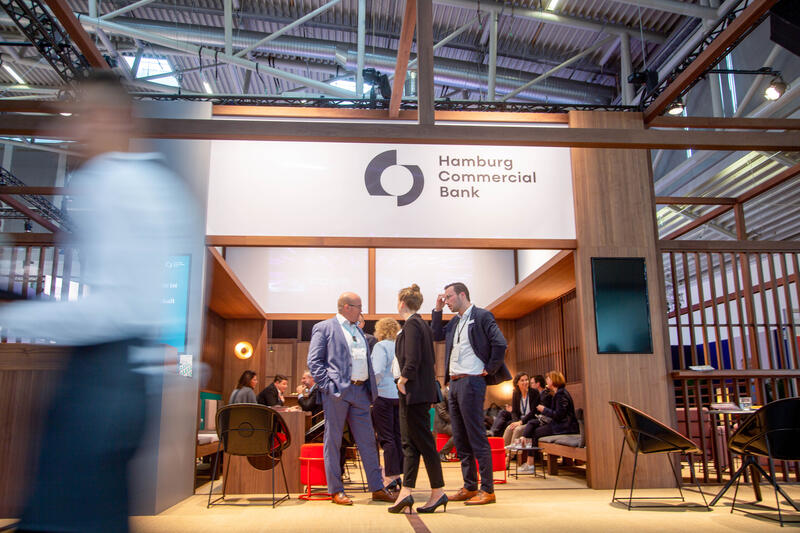 Hamburg Commercial Bank bei der 24. Internationale Fachmesse für Immobilien und Investitionen Expo Real am 6.10.2022 in München. Seit 1998 findet die Fachmesse für Immobilien und Investitionen jährlich im Oktober in der bayerischen Landeshauptstadt München statt. Heuer vom 4.10.2022 bis zum 6.10.2022. - Hamburg Commercial Bank at the 24th International Trade Fair for Property and Investment Expo Real in Munich, Germany on October 6, 2022. Since 1998 the Real Expo has taken place in Munich, this year from October 4 until October 6.