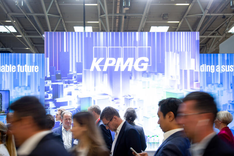 KPMG bei der 24. Internationale Fachmesse für Immobilien und Investitionen Expo Real am 5.10.2022 in München. Seit 1998 findet die Fachmesse für Immobilien und Investitionen jährlich im Oktober in der bayerischen Landeshauptstadt München statt. Heuer vom 4.10.2022 bis zum 6.10.2022. - KPMG at the 24th International Trade Fair for Property and Investment Expo Real in Munich, Germany on October 5, 2022. Since 1998 the Real Expo has taken place in Munich, this year from October 4 until October 6.