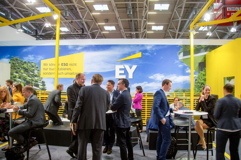Ernst and Young EY bei der 24. Internationale Fachmesse für Immobilien und Investitionen Expo Real am 5.10.2022 in München. Seit 1998 findet die Fachmesse für Immobilien und Investitionen jährlich im Oktober in der bayerischen Landeshauptstadt München statt. Heuer vom 4.10.2022 bis zum 6.10.2022. - Ernst & Young EY at the 24th International Trade Fair for Property and Investment Expo Real in Munich, Germany on October 5, 2022. Since 1998 the Real Expo has taken place in Munich, this year from October 4 until October 6.