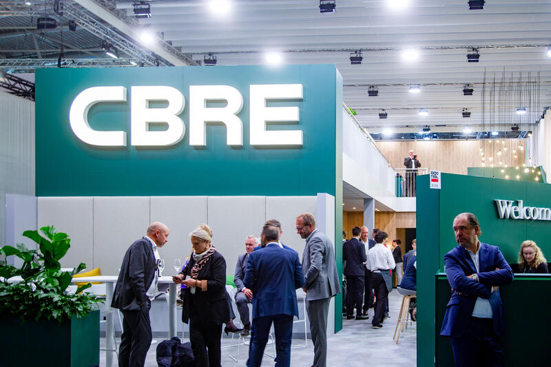 CBRE bei der 24. Internationale Fachmesse für Immobilien und Investitionen Expo Real am 6.10.2022 in München. Seit 1998 findet die Fachmesse für Immobilien und Investitionen jährlich im Oktober in der bayerischen Landeshauptstadt München statt. Heuer vom 4.10.2022 bis zum 6.10.2022. - CBRE at the 24th International Trade Fair for Property and Investment Expo Real in Munich, Germany on October 6, 2022. Since 1998 the Real Expo has taken place in Munich, this year from October 4 until October 6.