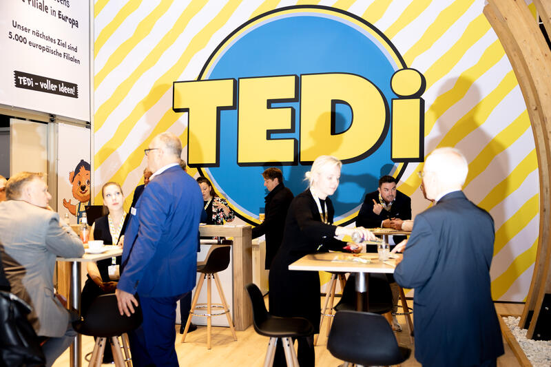 Tedi bei der Internationalen Fachmesse für Immobilien und Investitionen Expo Real am 07.10.2025 in München.   --  Tedi at the International Trade Fair for Property and Investment Expo Real in Munich, Germany on October 7, 2025.