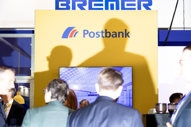 Postbank bei der Internationalen Fachmesse für Immobilien und Investitionen Expo Real am 07.10.2025 in München.   --  Postbank at the International Trade Fair for Property and Investment Expo Real in Munich, Germany on October 7, 2025.