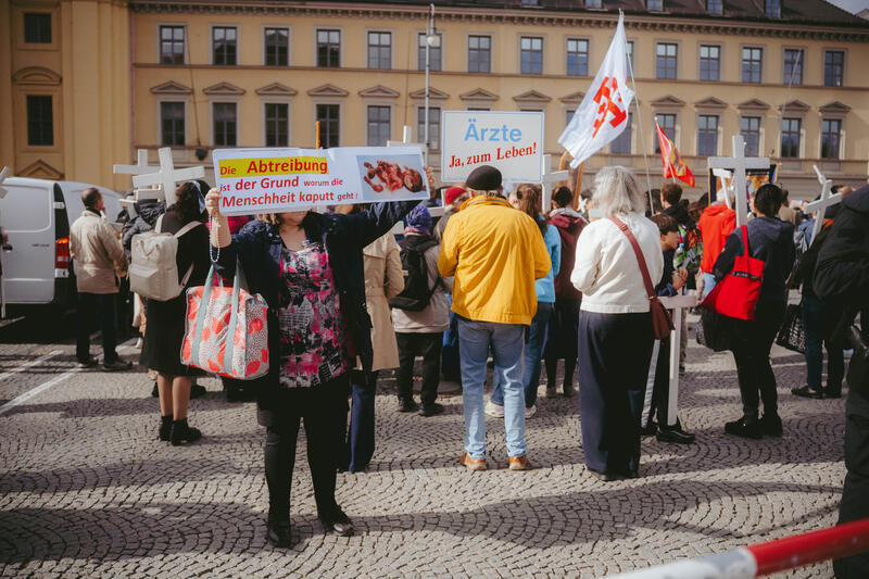 Tausend Kreuze Marsch und Gegenprotest in München - von Mex Ludwig