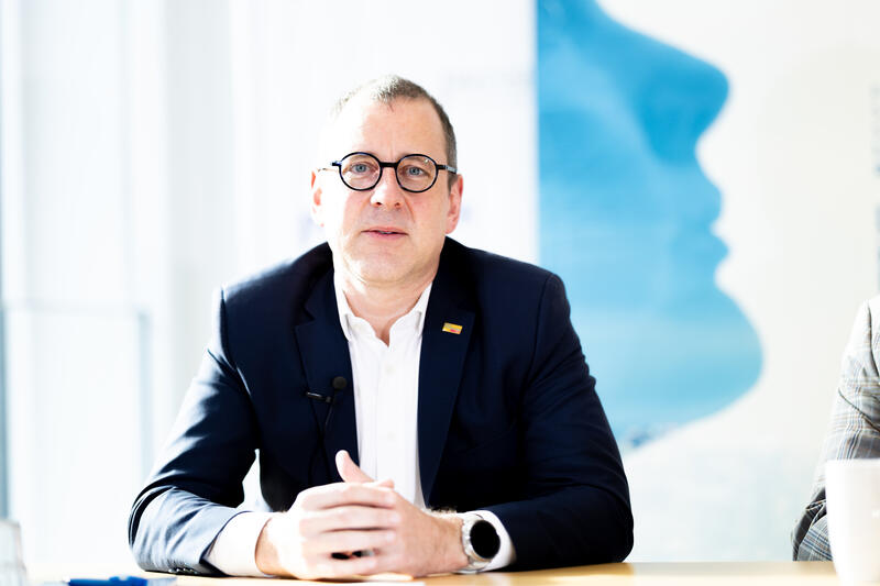 Michael Ruoff ( FDP ), Landesvorsitzender der FDP Bayern, bei der Veranstaltung " Freiheit auf Vorrat? – Streitpunkt Vorratsdatenspeicherung in Deutschland " am 15.10.2025 im Presseclub München.   --   Michael Ruoff (FDP), state chairman of the FDP Bavaria, at the event “Freedom in reserve? – The controversial issue of data retention in Germany” on October 15, 2025, at the Munich Press Club in Munich, Germany.