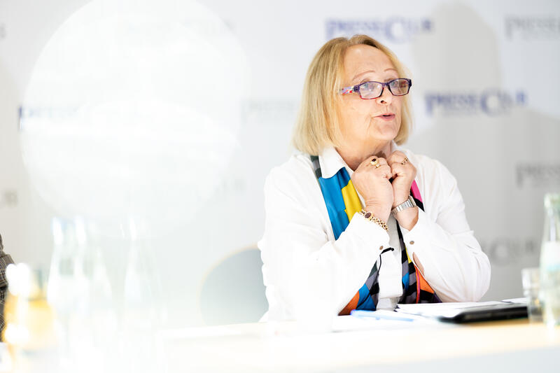 Sabine Leutheusser-Schnarrenberger ( FDP ), Bundesjustizministerin a.D. und Mitglied des Vorstandes der Friedrich-Naumann-Stiftung für die Freiheit, bei der Veranstaltung " Freiheit auf Vorrat? – Streitpunkt Vorratsdatenspeicherung in Deutschland " am 15.10.2025 im Presseclub München.   --   Sabine Leutheusser-Schnarrenberger (FDP), former Federal Minister of Justice and member of the board of the Friedrich Naumann Foundation for Freedom, at the event “Freedom in reserve? – The controversial issue of data retention in Germany” on October 15, 2025, at the Munich Press Club in Munich, Germany.