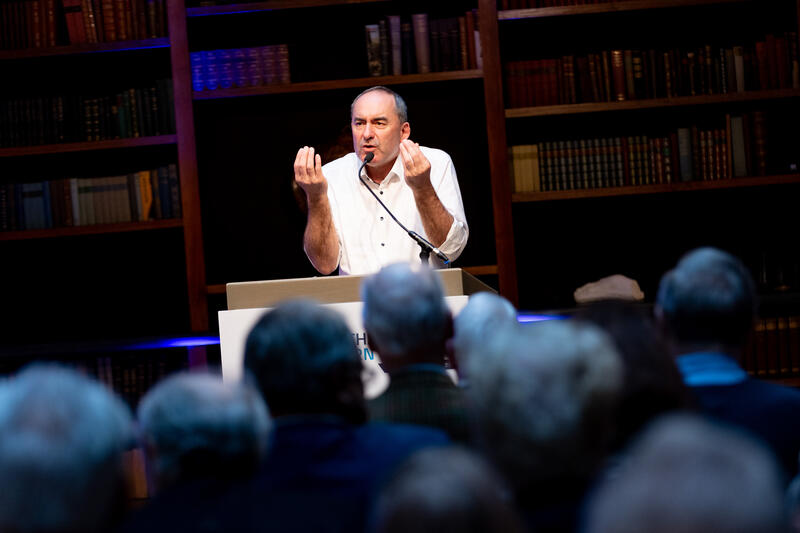 Bayerns Wirtschaftsminister Hubert Aiwanger ( Freie Wähler - FW ) bei der Veranstaltung Wie gelingt Bayerns Wirtschaft der Weg in eine erfolgreiche Zukunft? am 15.10.2025 im Hotel Bayerischer Hof in München.   --   Bavaria's Economy Minister Hubert Aiwanger ( FW - Free Electors ) at the event “How can Bavaria's economy succeed in building a prosperous future?” on October 15, 2025, at the Hotel Bayerischer Hof in Munich, Germany.