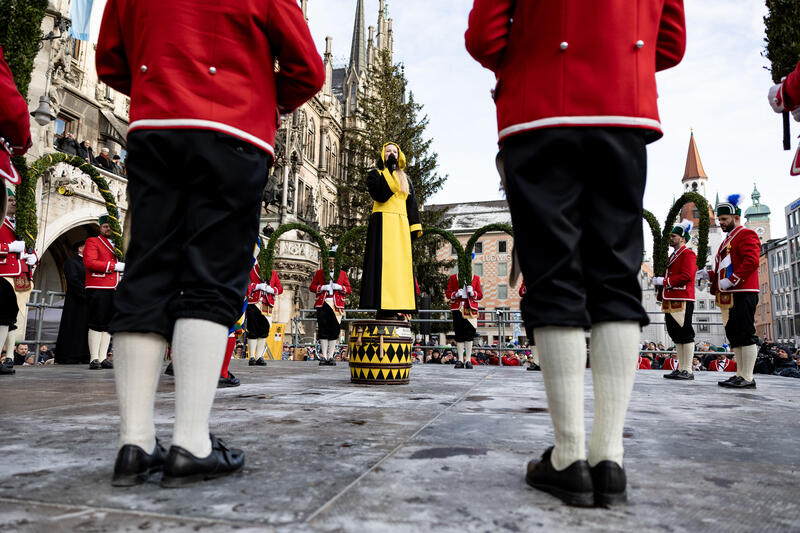 Münchner Kindl. Am 06.01.2026 fand auf dem Marienplatz in München der erste Schäfflertanz 2026 statt. Sie tanzen in der Faschingszeit und treten alle sieben Jahre auf. Der Legende nach soll der Schäfflertanz nach der Pest-Epidemie entstanden sein, weil die Schäffler die ersten waren, die sich nach der Seuche wieder auf die Straßen trauten.   --    Muenchner Kindl. On January 6, 2026, the first Schaefflertanz ( Coopers' Dance  ) of 2026 took place on Marienplatz in Munich, Germany. According to legend, the Schaefflertanz originated after the plague epidemic because the coopers were the first to venture back onto the streets after the epidemic.