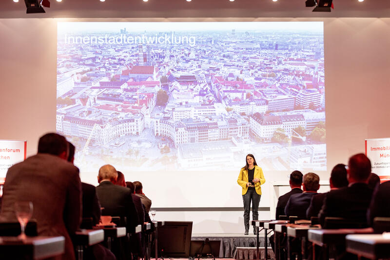 Prof. Dr. Elisabeth Merk, Stadtbaurätin der Landeshauptstadt München, beim Immobilienforum München 2026 am 22.01.2026 in München.   --   Prof. Dr. Elisabeth Merk, Stadtbaurat Munich, at the Real Estate Forum Munich 2026 on January 22, 2026 in Munich, Germay.