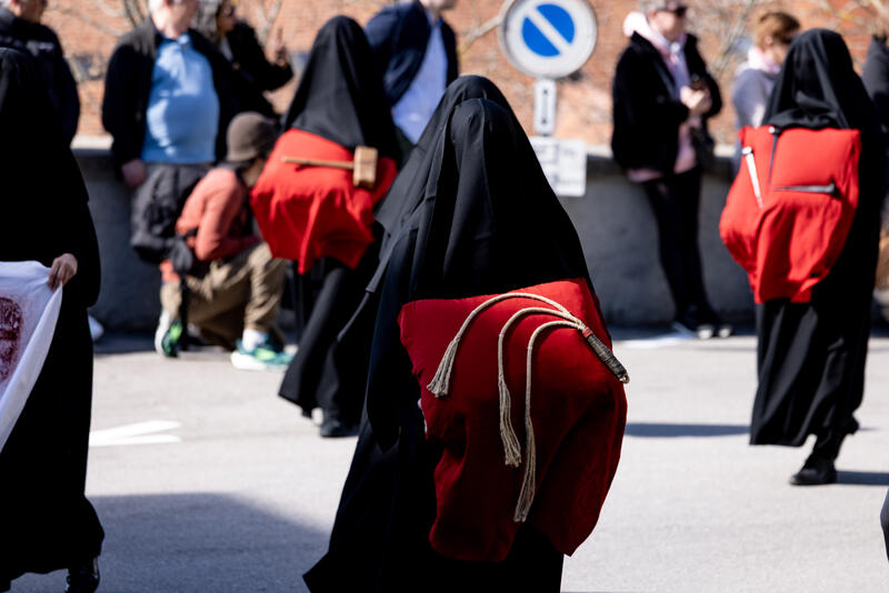 Klageweiber ziehen durch Romont - von Raimond Lueppken