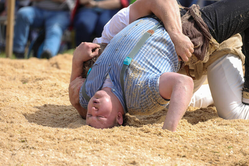 Am Eschenberg-Schwingfest in Winterthur am 26. April 2026.
Schwingen ist ein traditioneller Schweizer Ringsport, bei dem zwei Gegner versuchen, sich im Sägemehlring auf den Rücken zu werfen. Der Sieger gewinnt, wenn er den Gegner mit beiden Schultern gleichzeitig auf den Boden bringt.

At the Eschenberg Swiss Wrestling Festival in Winterthur on 26. April 2026.
Schwingen is a traditional Swiss wrestling sport where two opponents try to throw each other onto their back in a sawdust ring. The winner is the one who pins the opponent with both shoulders touching the ground.