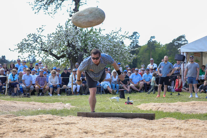 Zu einem Schwingfest gehört traditionell auch ein Wettkampf im Steinstossen. Beim Eschenberg Schwingfest wurde ein 58 Kilo schwerer Stein gestossen. Fotografiert am 26. April 2026.   A traditional Swiss wrestling festival also includes a stone-throwing competition. At the Eschenberg Swiss wrestling festival, a 58-kilo stone was thrown. Photographed on 26 April 2026.