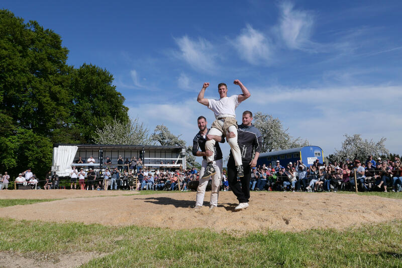 Am Eschenberg-Schwingfest in Winterthur am 26. April 2026.
Schwingen ist ein traditioneller Schweizer Ringsport, bei dem zwei Gegner versuchen, sich im Sägemehlring auf den Rücken zu werfen. Der Sieger gewinnt, wenn er den Gegner mit beiden Schultern gleichzeitig auf den Boden bringt.

At the Eschenberg Swiss Wrestling Festival in Winterthur on 26. April 2026.
Schwingen is a traditional Swiss wrestling sport where two opponents try to throw each other onto their back in a sawdust ring. The winner is the one who pins the opponent with both shoulders touching the ground.