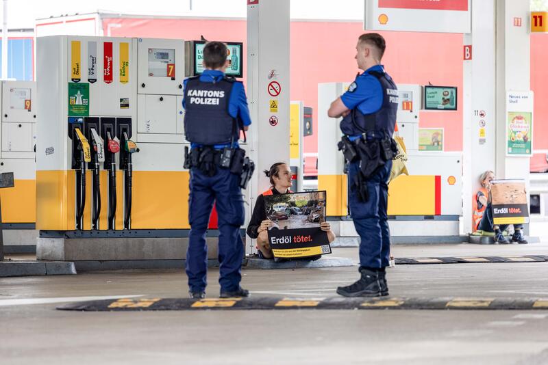 Act Now Sit-In auf der Autobahnraststätte Würenlos - von Raimond Lueppken