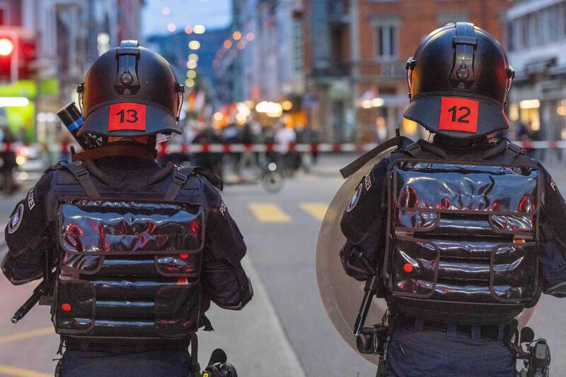 Zwei Polizisten der Stadtpolizei Zürich mit Ordnungsdienst-Ausrüstung mit der Nummer 13 und 12 an der Langstrasse zur Blockierung der Strasse Richtung Bahnhof im Rahmen  der Sumud-Flotilla-Spontandemo am 19. Mai 2026.      Two officers from the Zurich City Police, wearing riot gear with the number 13 and 12, on Langstrasse blocking the road towards the station as part of the Sumud Flotilla spontaneous demonstration on 19 May 2026.