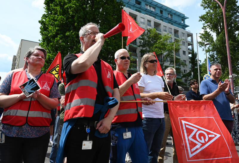 IAV-Beschäftigte protestieren gegen Stellenabbau in Berlin - von Volodymyr Sindieiev