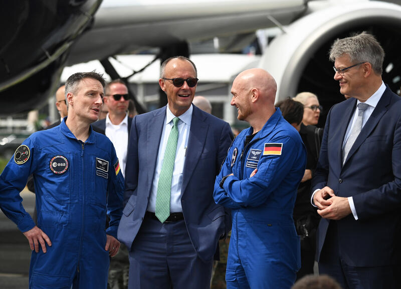 Bundeskanzler Friedrich Merz besucht die ILA - von Volodymyr Sindieiev