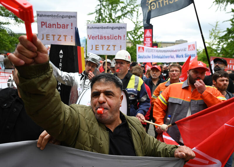 Kundgebung für die Zukunft der Stahlindustrie in Berlin - von Volodymyr Sindieiev