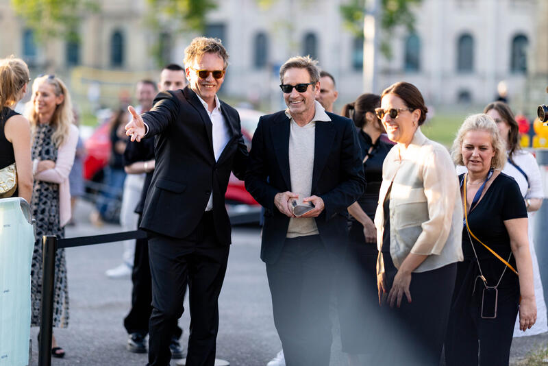 Christoph Gröner, Julia Weigl, David Duchovny bei der Verleihung des CineMerit Award an den amerikanischen Schauspieler David Duchovny im Rahmen des 43. Filmfest München am 04.07.2026 in der HFF in München.   --   Christoph Groener, Julia Weigl, David Duchovny at the award ceremony of the CineMerit Award to the actor David Duchovny during the 43th Munich Film Festival on July 04, 2026 at the HFF in Munich, Germany.