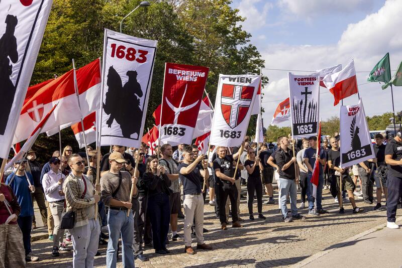 Identitäre demonstrieren auf dem Kahlenberg in Wien - von Raimond Lueppken