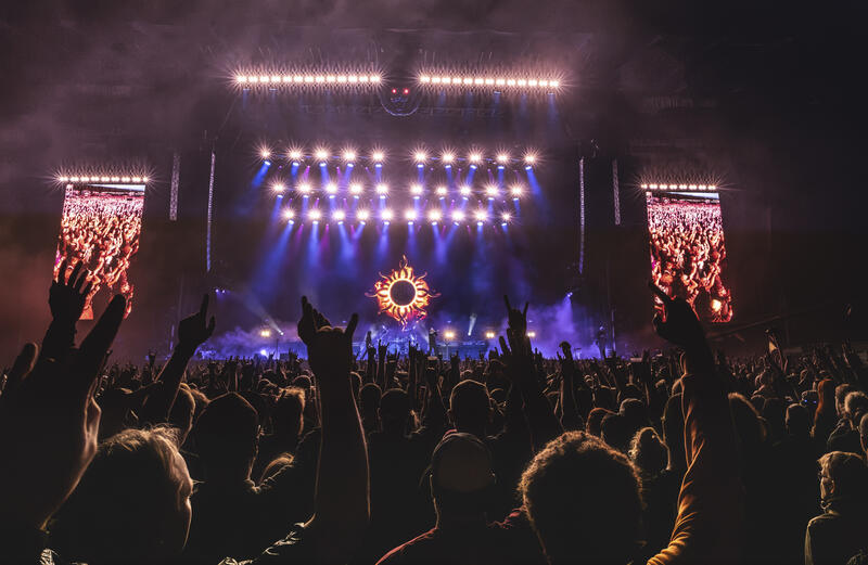Godsmack spielten am 15. August 2026 beim Reload Festival in Sulingen. Sänger und Gitarrist Sully Erna, Bassist Robbie Merrill, Gitarrist Sam Koltun und Schlagzeuger Mike Mangini hatten das Infield bis in die hintersten Reihen fest im Griff und brachten die Masse mit satten Alternative-Metal-Riffs, eingängigen Hooks und einer gewaltigen Rhythmussektion zum Mitklatschen und Mitspringen.

-

Godsmack played Reload Festival in Sulingen on August 15, 2026. Vocalist/guitarist Sully Erna, bassist Robbie Merrill, guitarist Sam Koltun and drummer Mike Mangini had the packed infield firmly in their grip, driving the crowd to clap and jump along with dense alternative metal riffs, catchy hooks and a powerful rhythm section.
