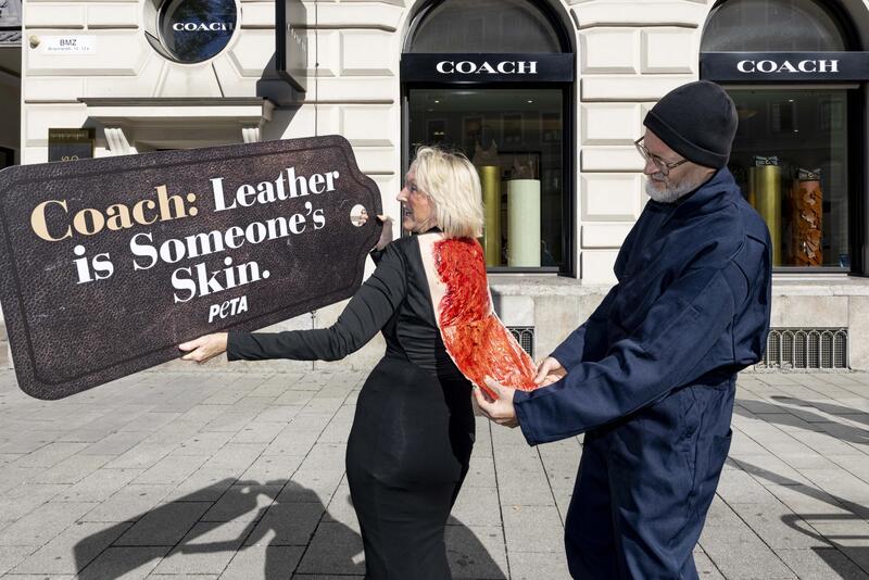Peta-Aktion in München: Ingrid Newkirk lebendig gehäutet - von Alexander Pohl