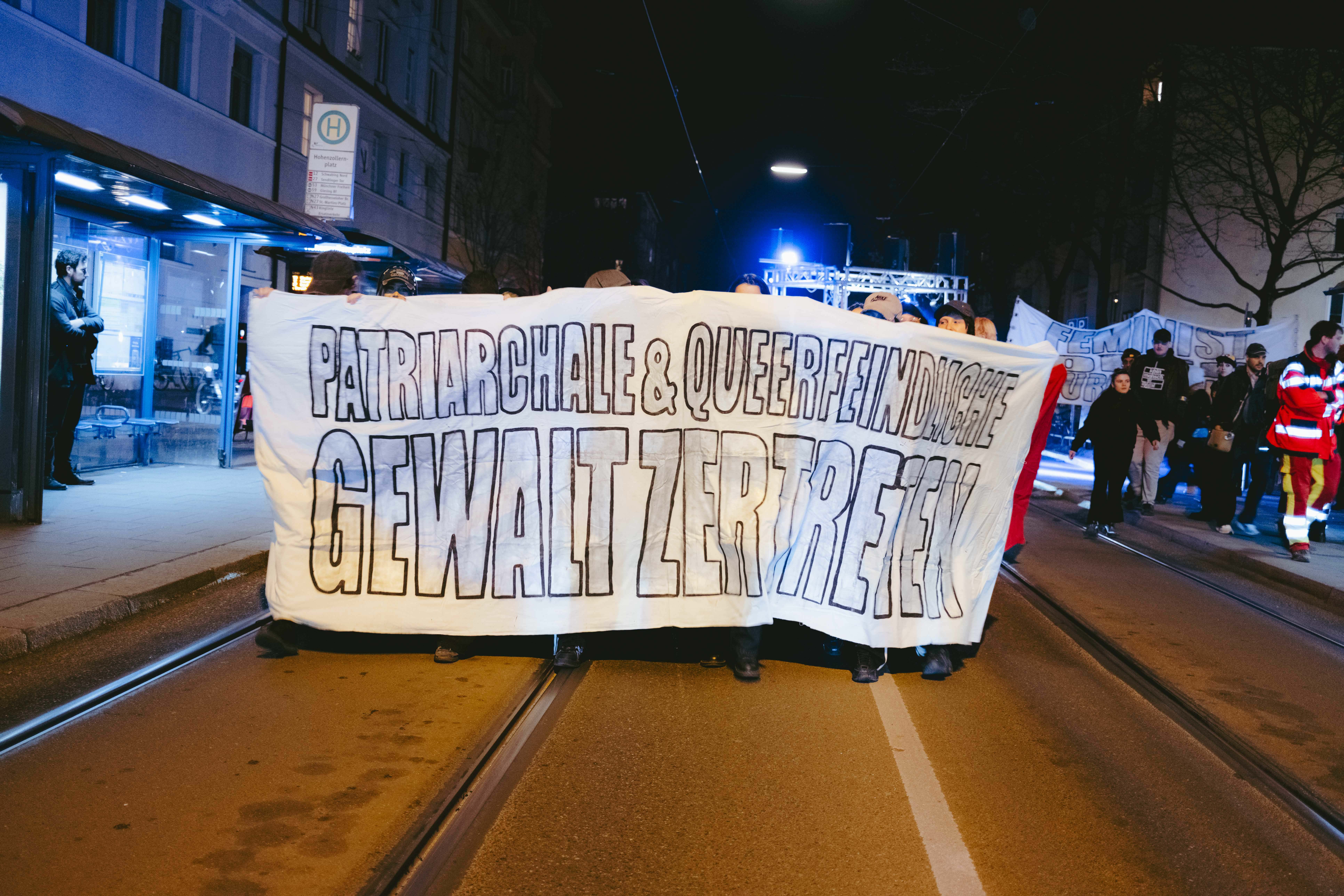Patriarchale und queerenfeindliche Gewalt zertreten