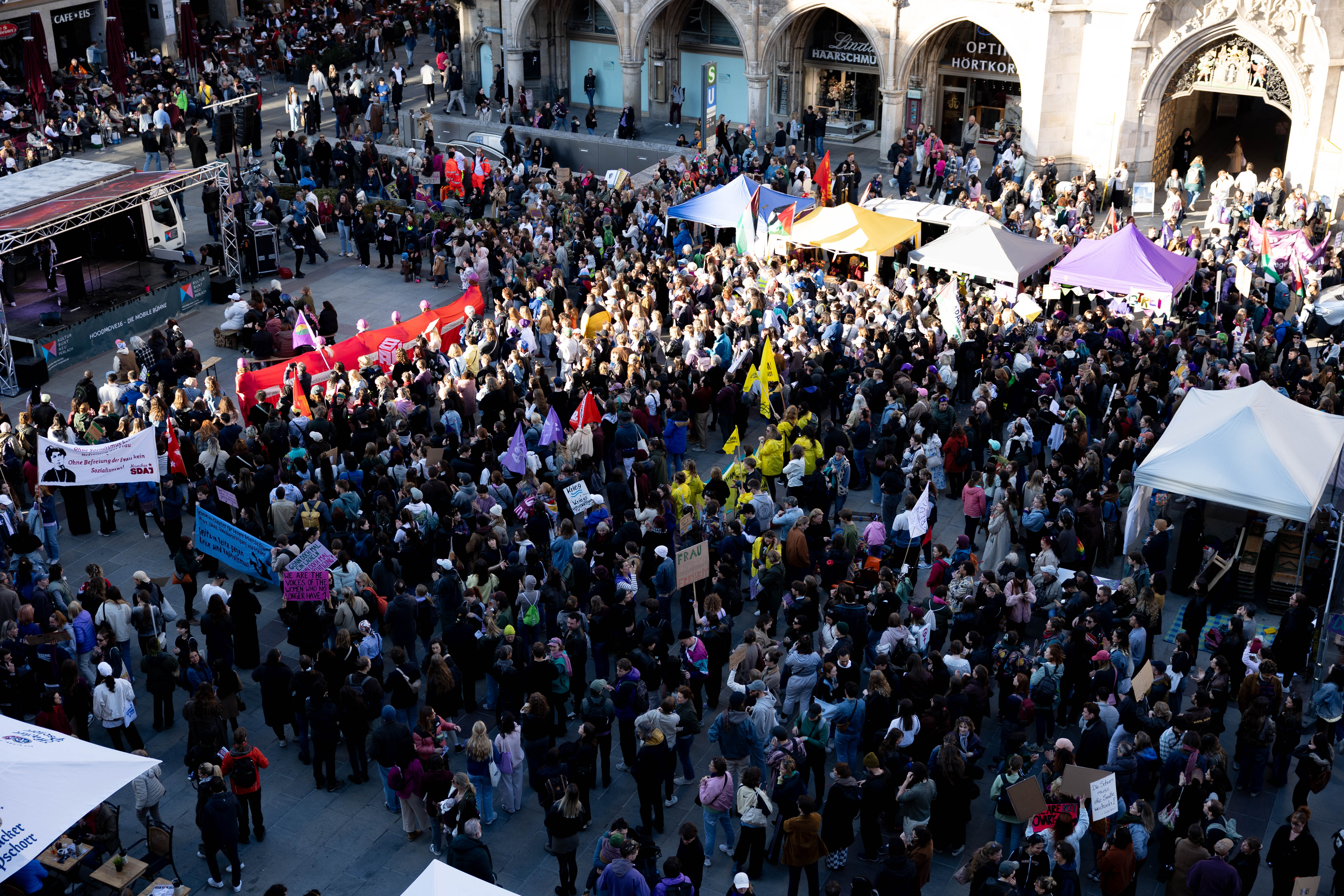 Demonstration zum Frauentag von oben