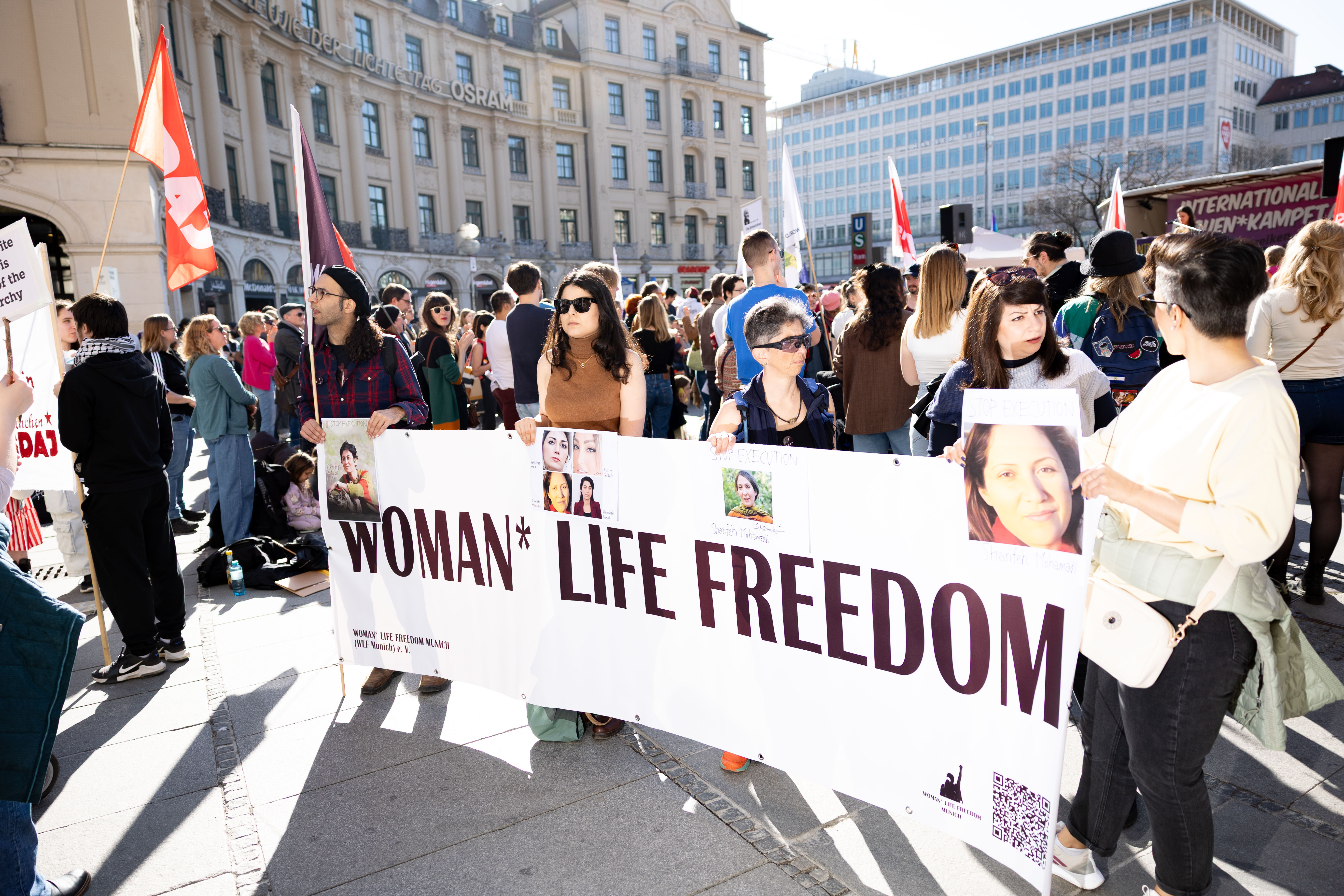 Women Life Freedom steht auf einem Banner