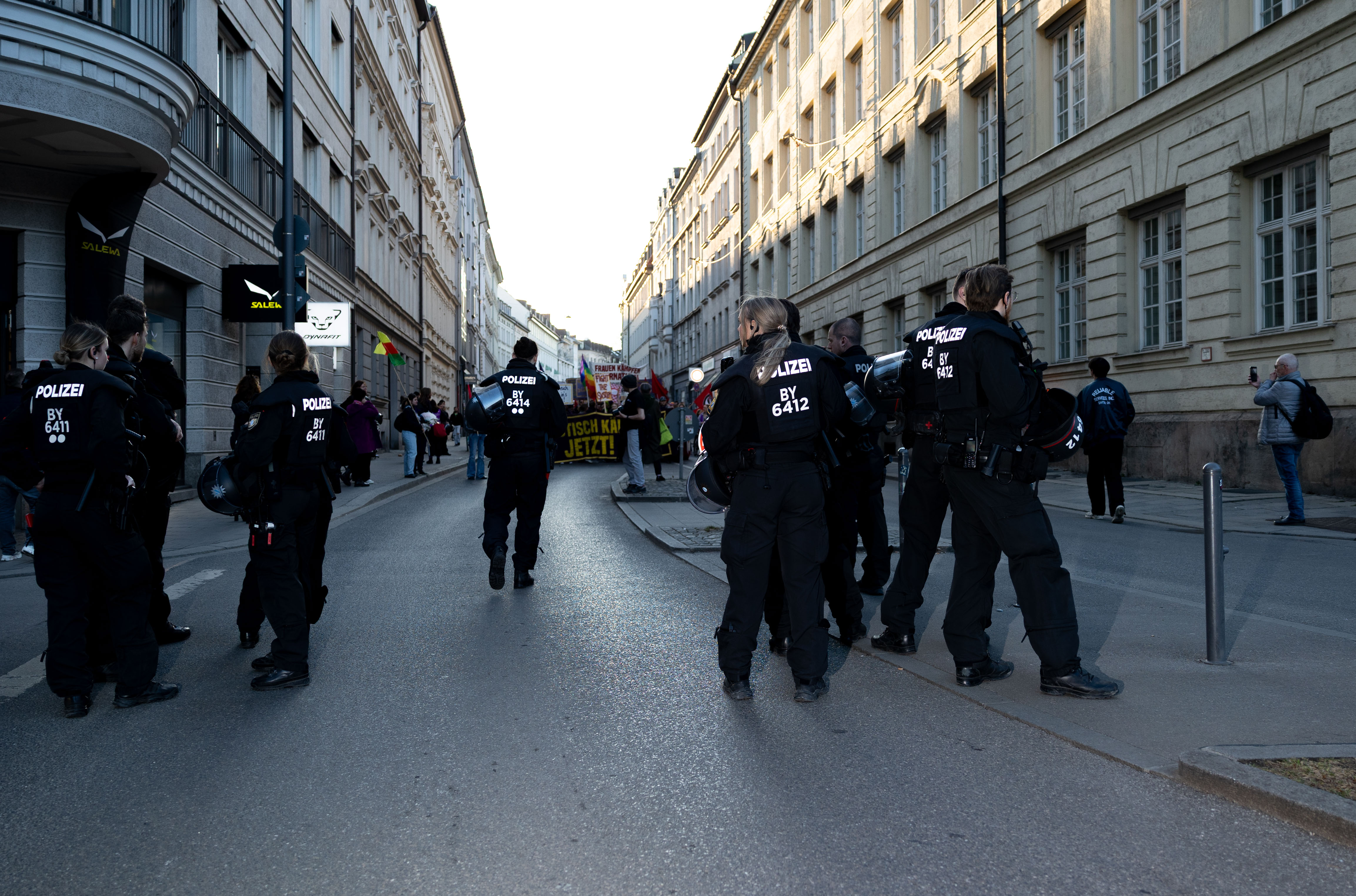 Polizei steht vor dem Protest zum Internationalen Frauentag