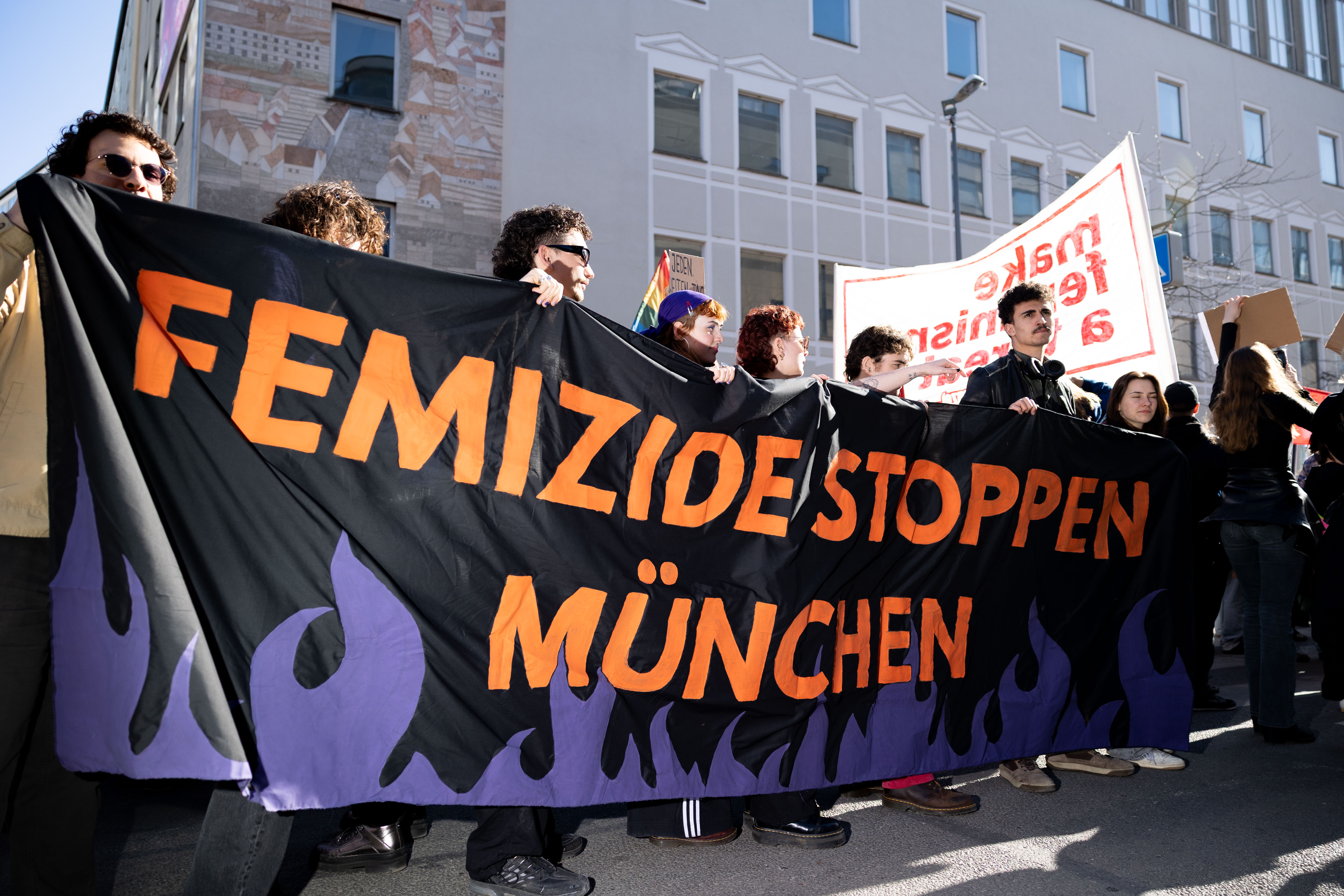 Femizide Stoppen München steht auf einem Transparent