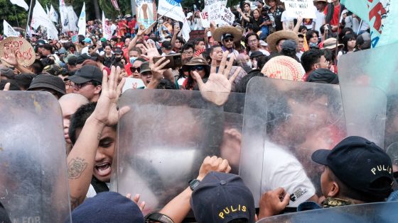 Polizei geht gegen Protestierer am 1. Mai 2024 in Manila, Philippinen vor.