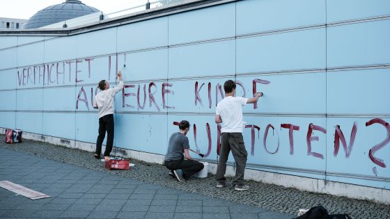 Am 02.09.2025 gegen 19 Uhr bemalten drei junge Aktivist*innen die Wand vom Kindergarten des Bundestags mit den Worten " Verpflichtet ihr auch eure Kinder zum Töten? " mit Kunstblut, um gegen eine mögliche Wehrpflicht zu demonstrieren. Auf Schildern stand zusätzlich " Wir verweigern ". -- On September 2, 2025 three young activists wrote " Do you also draft your children to kill? " on the wall of the kindergarden of the Bundestag with artificial blood to protest against the planned reintroduction of the consc