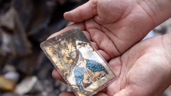 Eine Bewohnerin des Hauses zeigt das Dachgeschoss in dem sie lebte. Ein zerstörtes Wohnhaus in Odessa. Dieses Haus wurde in der Nacht auf den 1. Mai 2025 durch eine Shahed-Drohne zerstört. Beim Angriff wurde ein älteres Ehepaar getötet. --  A destroyed residential building in Odessa. This house was destroyed by a Shahed drone on the night of 1 May 2025. An elderly couple was killed in the attack.