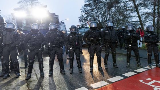 Behelmte Polizei steht vor einem Wasserwerfer am 29.11.2025 in Gießen beim Protest gegen die Gründung der AfD-Jugend Generation Deutschland.