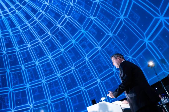 Markus Söder am Rednerpult. Am 23. Februar 2023 fand in  München im Deutschen Museum die Bavarian International Conference on AI statt. Die KI Konferenz wurde  mit Expert*innen und Politiker*innen eröffnet. Dazu gab es eine Austellung mit Exponaten zum Thema Künstliche Intelligenz.